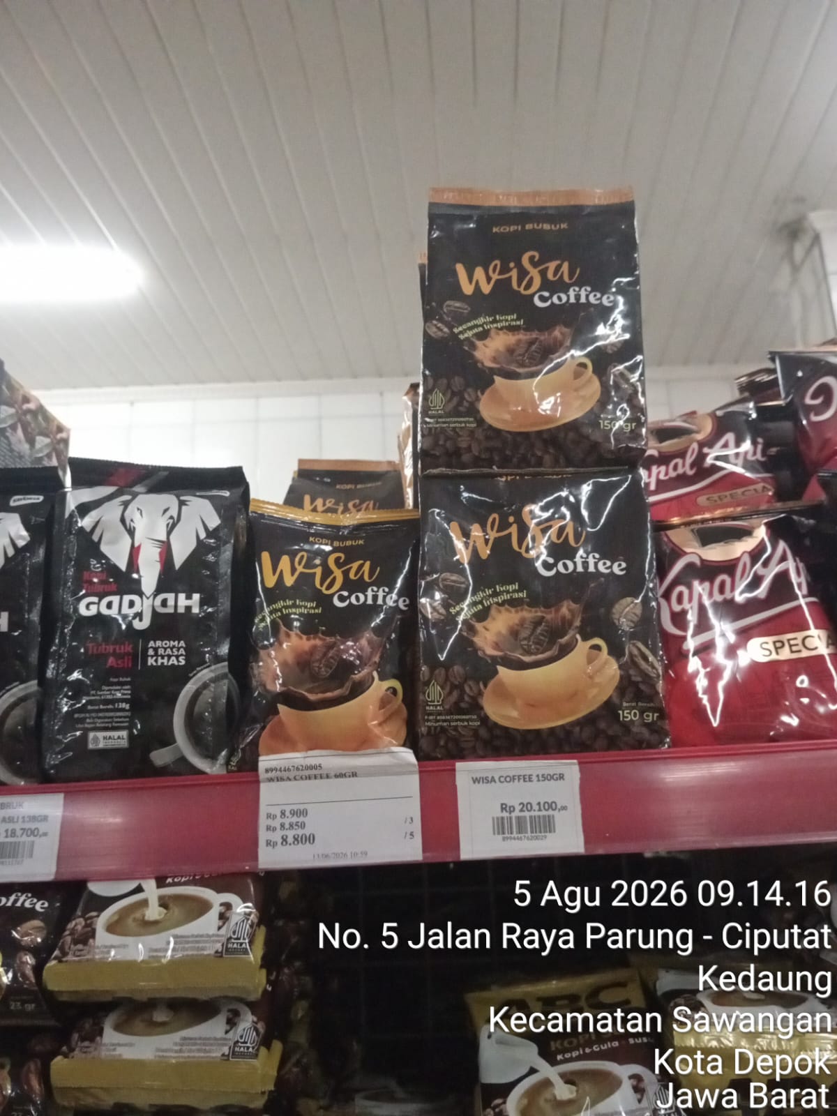 Rak Wisa Coffee 150gr berdampingan dengan merek lain